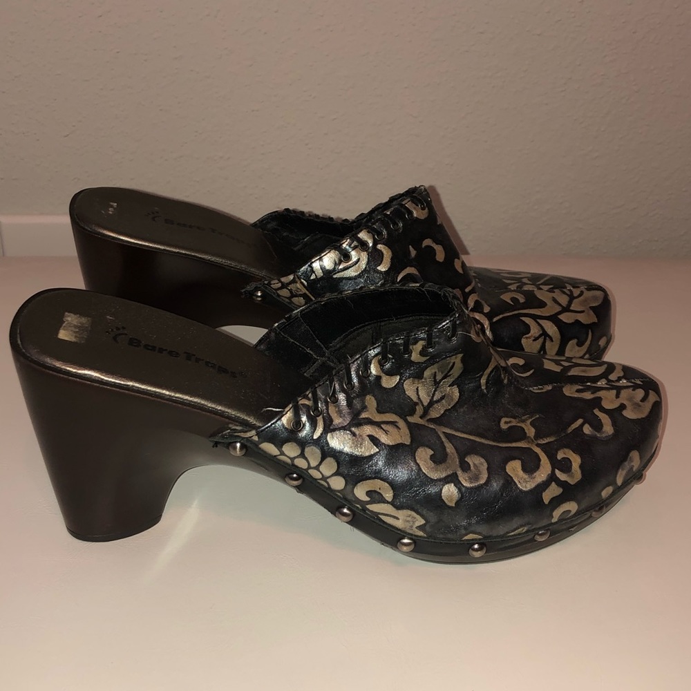 Women’s Clogs - Picture 2 of 3